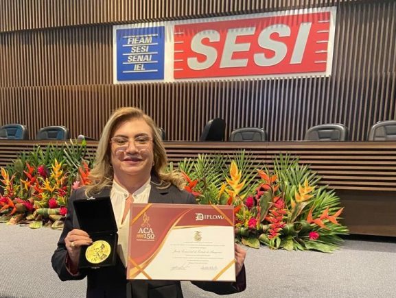 Jucea é agraciada com medalha comemorativa da Associação Comercial do Amazonas