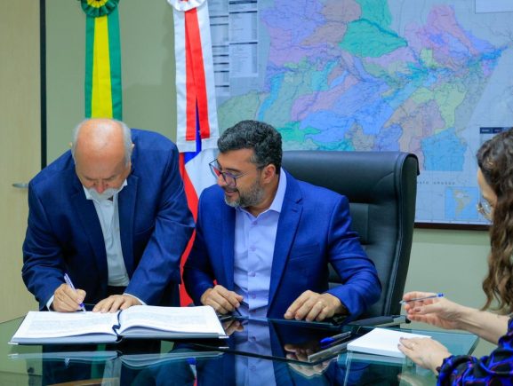 Posse de Belarmino Lins na Jucea é oficializada em ato assinado no Governo do Amazonas